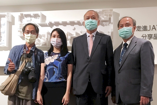 ▲ 2020年9月11日，【LIVE & FOREVER】作者齊瓦哥(左一)，與書中主角陳肇隆院長(左三)、陳之逸醫師(左二)、國城董事長洪平森(右一)，高雄簽書會合影留念。